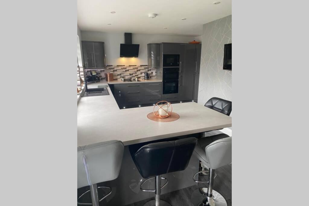 Alcantara- Modern Home With Hot Tub- Sleeps 10 Cromdale Extérieur photo