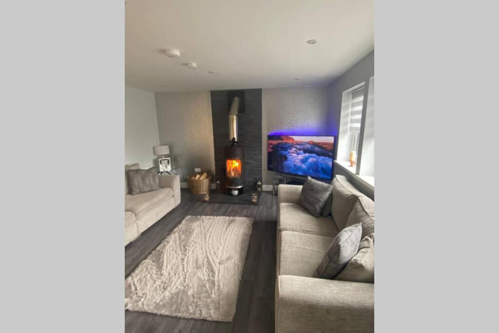 Alcantara- Modern Home With Hot Tub- Sleeps 10 Cromdale Extérieur photo