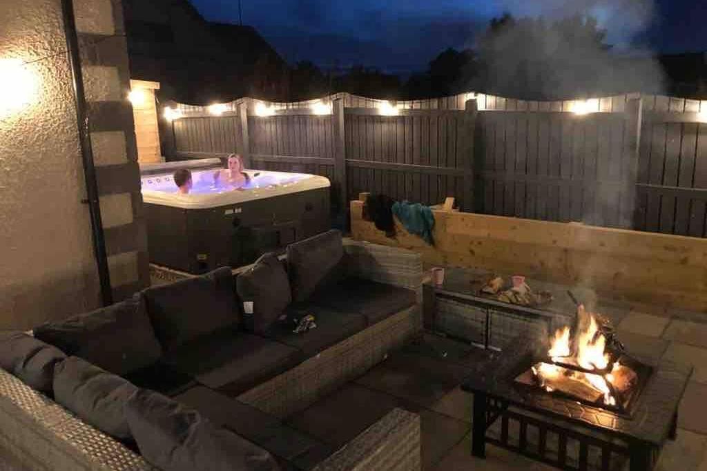 Alcantara- Modern Home With Hot Tub- Sleeps 10 Cromdale Extérieur photo