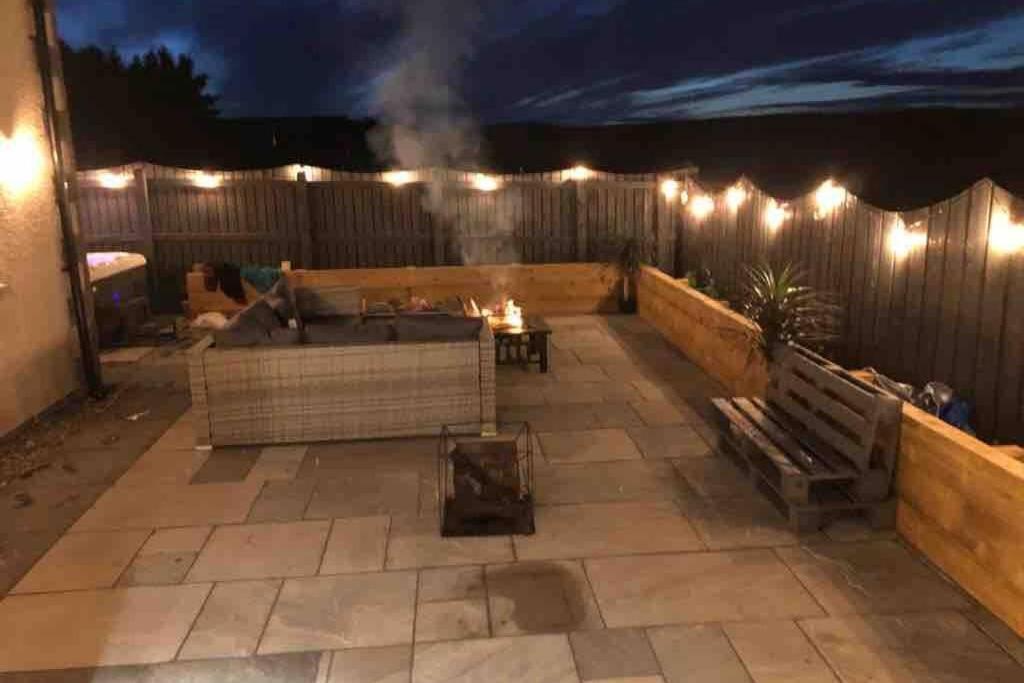 Alcantara- Modern Home With Hot Tub- Sleeps 10 Cromdale Extérieur photo