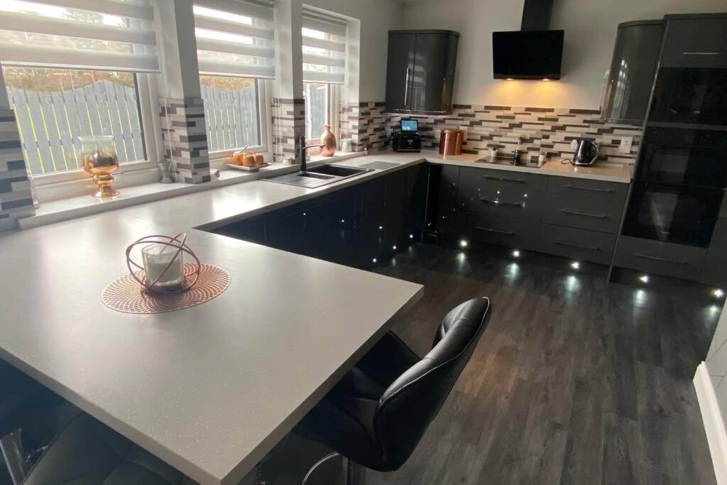 Alcantara- Modern Home With Hot Tub- Sleeps 10 Cromdale Extérieur photo