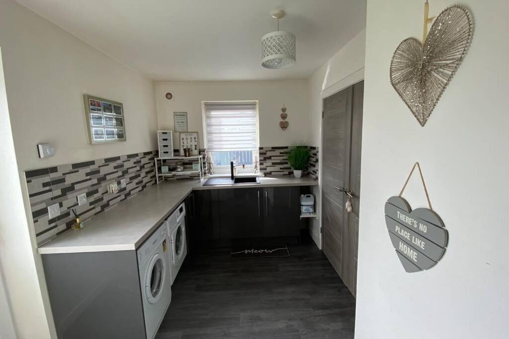 Alcantara- Modern Home With Hot Tub- Sleeps 10 Cromdale Extérieur photo