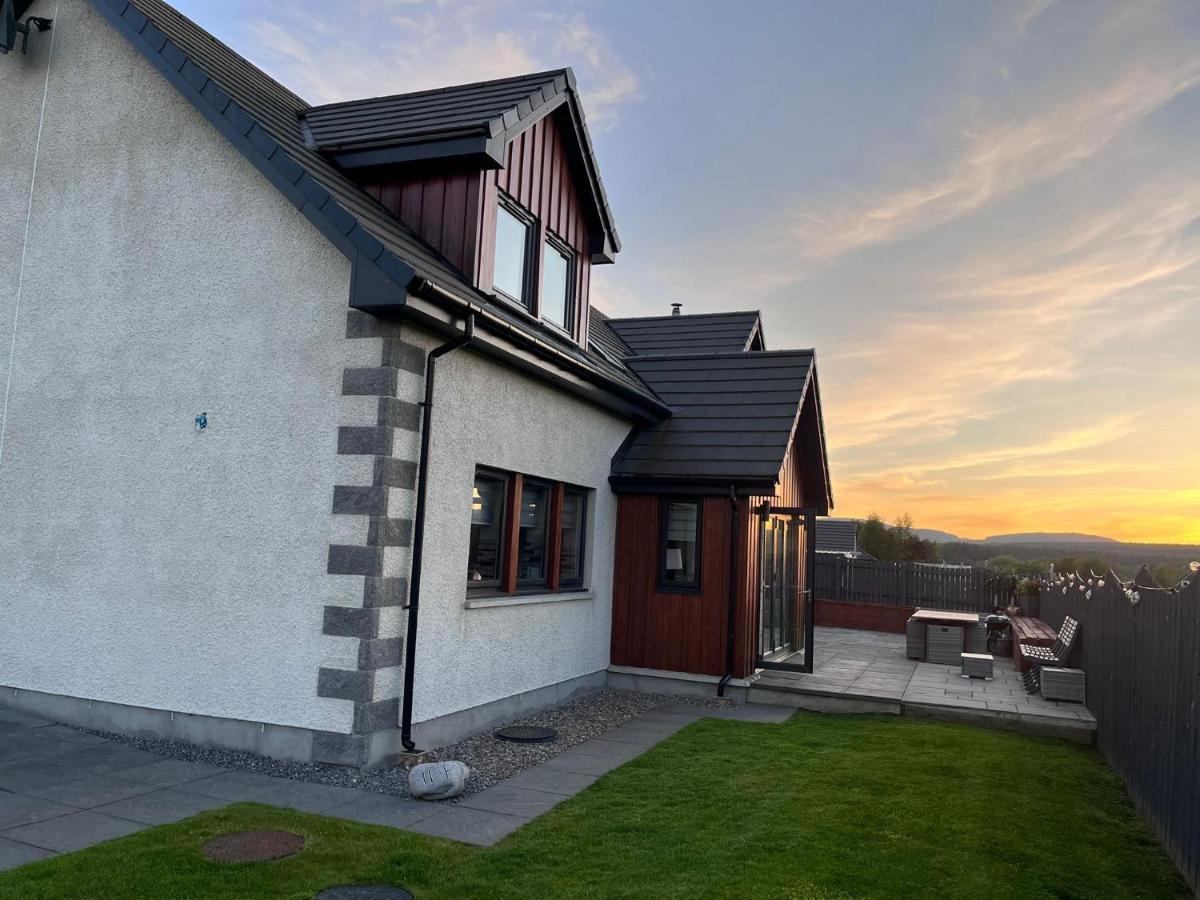 Alcantara- Modern Home With Hot Tub- Sleeps 10 Cromdale Extérieur photo