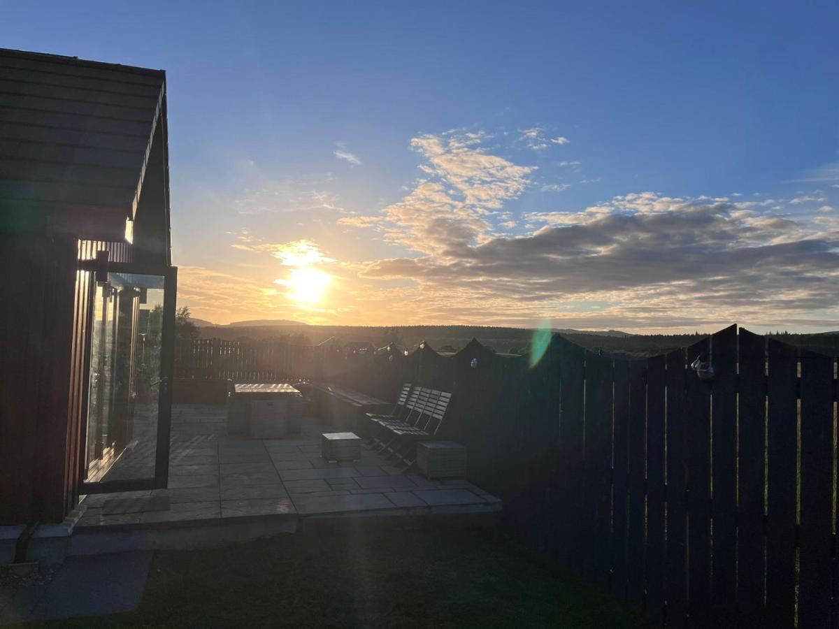 Alcantara- Modern Home With Hot Tub- Sleeps 10 Cromdale Extérieur photo